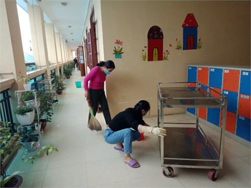 Trường mầm non Quang Trung tổ chức vệ sinh khử khuẩn đợt 6 phòng chống dịch bệnh covid-19